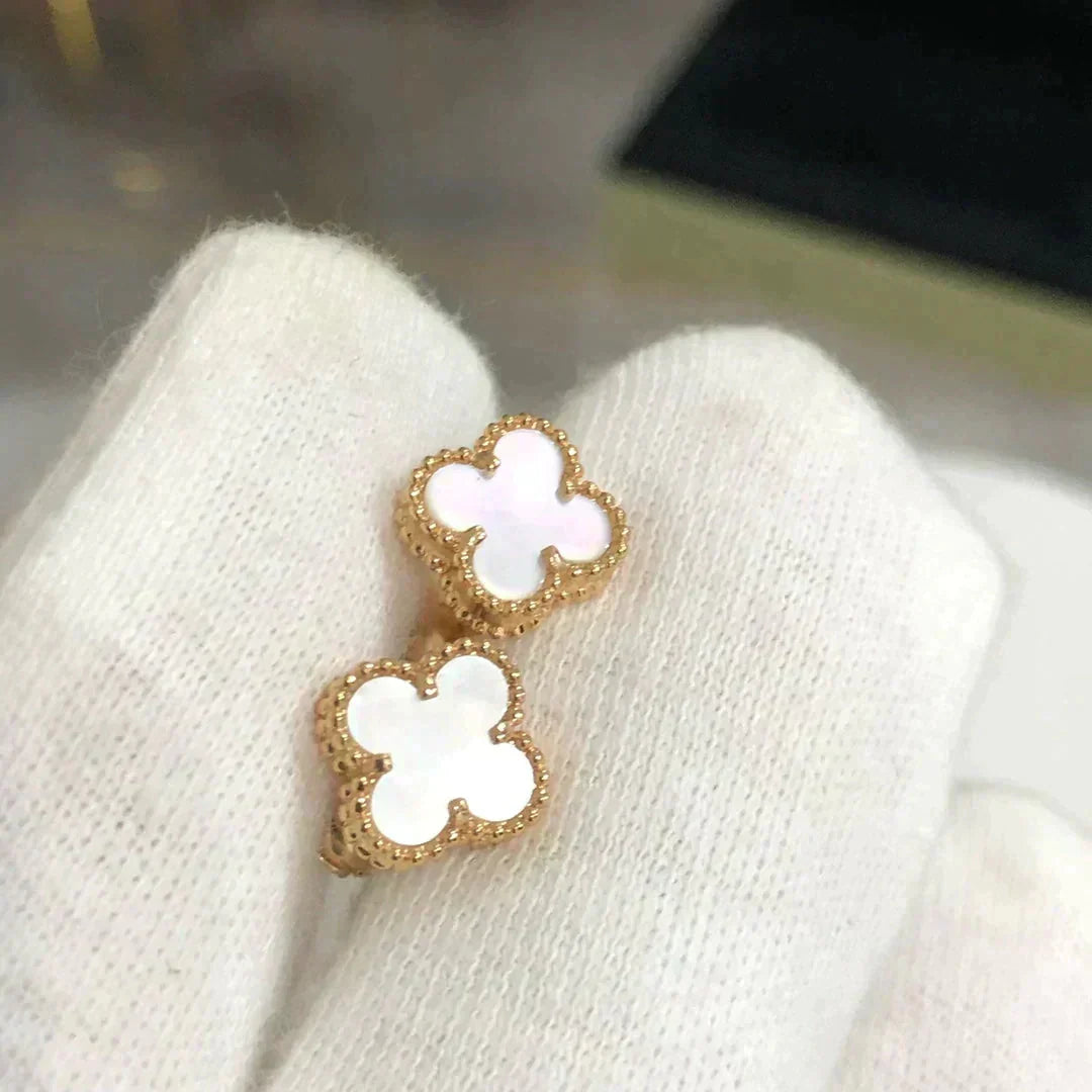 [Love More]CLOVER MINI 9.5MM WHITE MOP EARRINGS