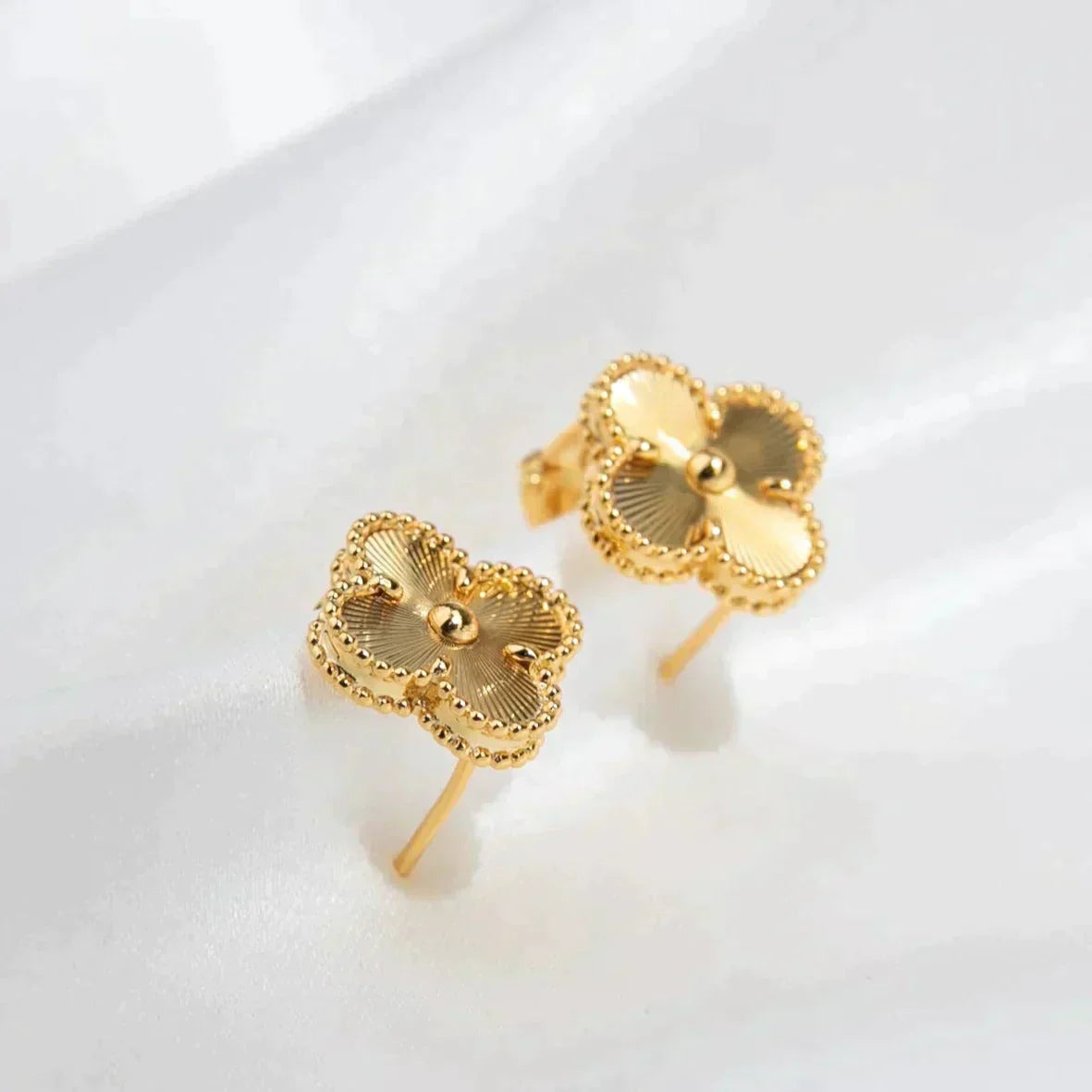 [Love More]CLOVER MEDIUM 1 MOTIFS LASER EARRINGS