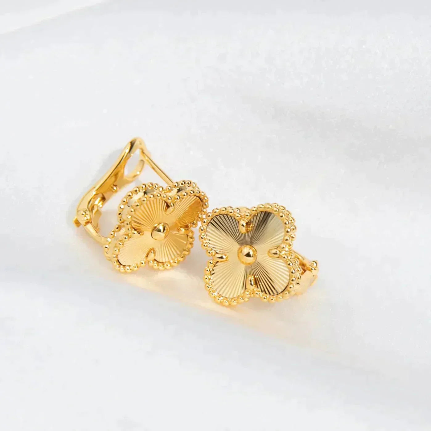 [Love More]CLOVER MEDIUM 1 MOTIFS LASER EARRINGS