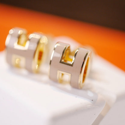 [Love More]MINI POP H GOLD EARRINGS GREY