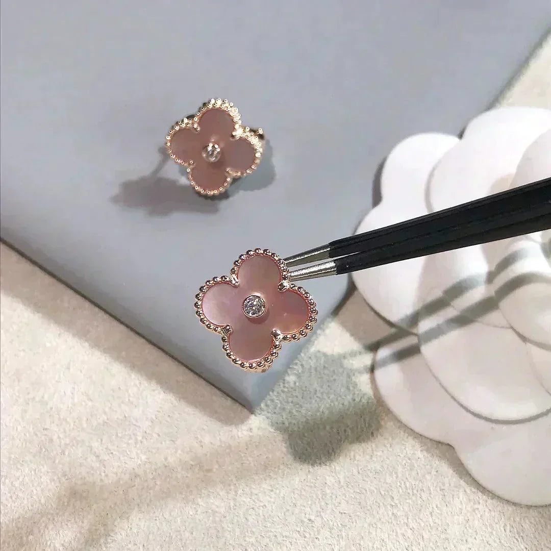 [Love More]CLOVER MEDIUM 1 MOTIFS  PINK MOP DIAMOND EARRINGS