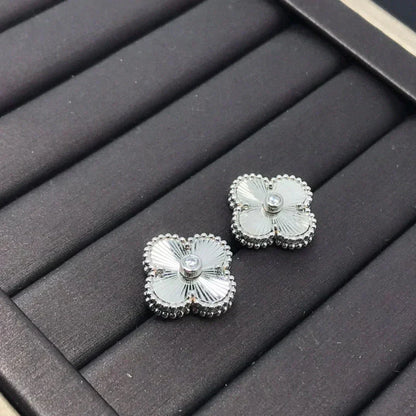 [Love More]CLOVER MINI 9.5MM LASER EARRINGS