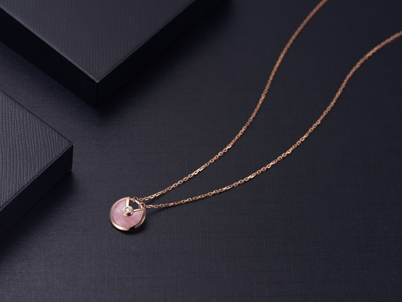 [Love More]AMULETTE ROSE GOLD PINK MOP NECKLACE