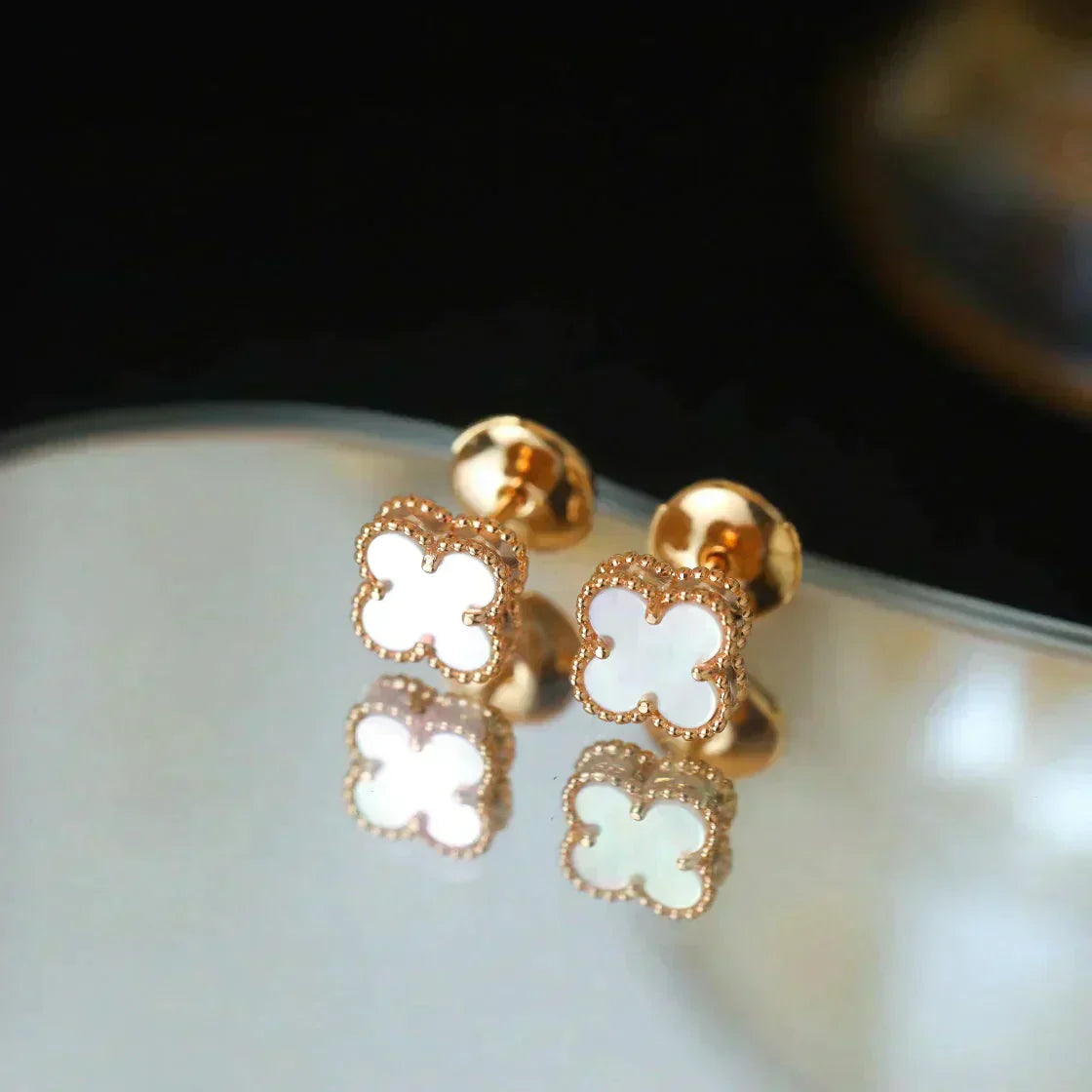 [Love More]CLOVER MINI 9.5MM WHITE MOP EARRINGS