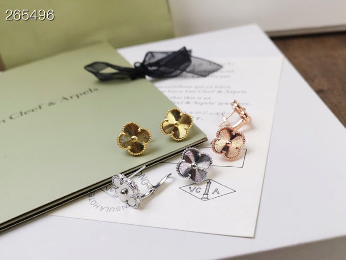 [Love More]CLOVER MEDIUM STUD EARRINGS