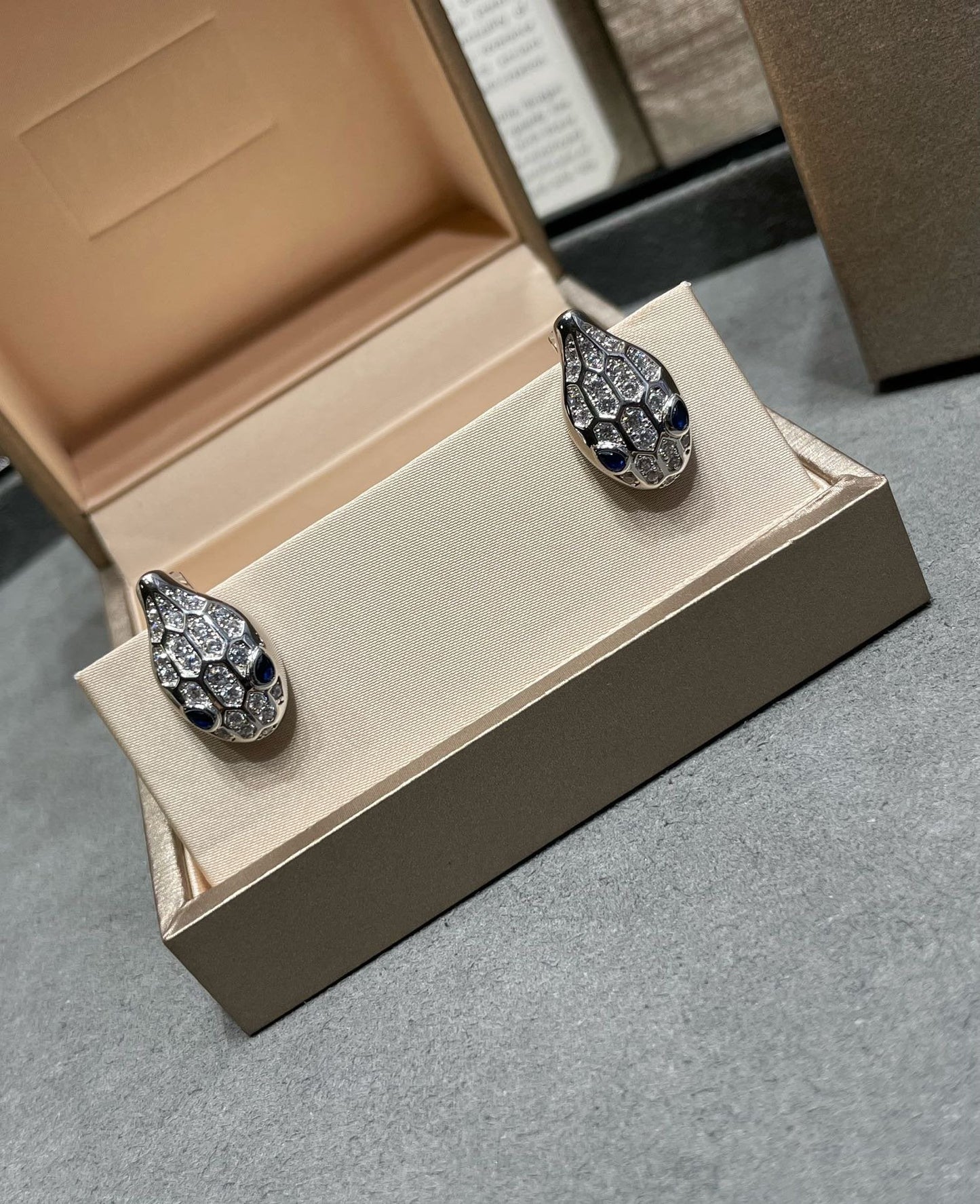 [Love More]SERPENT DIAMOND STUD EARRINGS