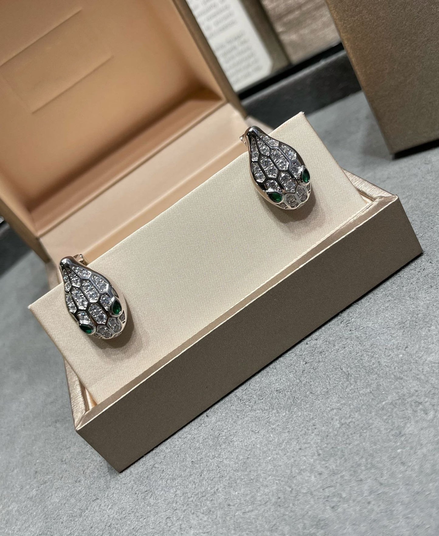 [Love More]SERPENT DIAMOND STUD EARRINGS