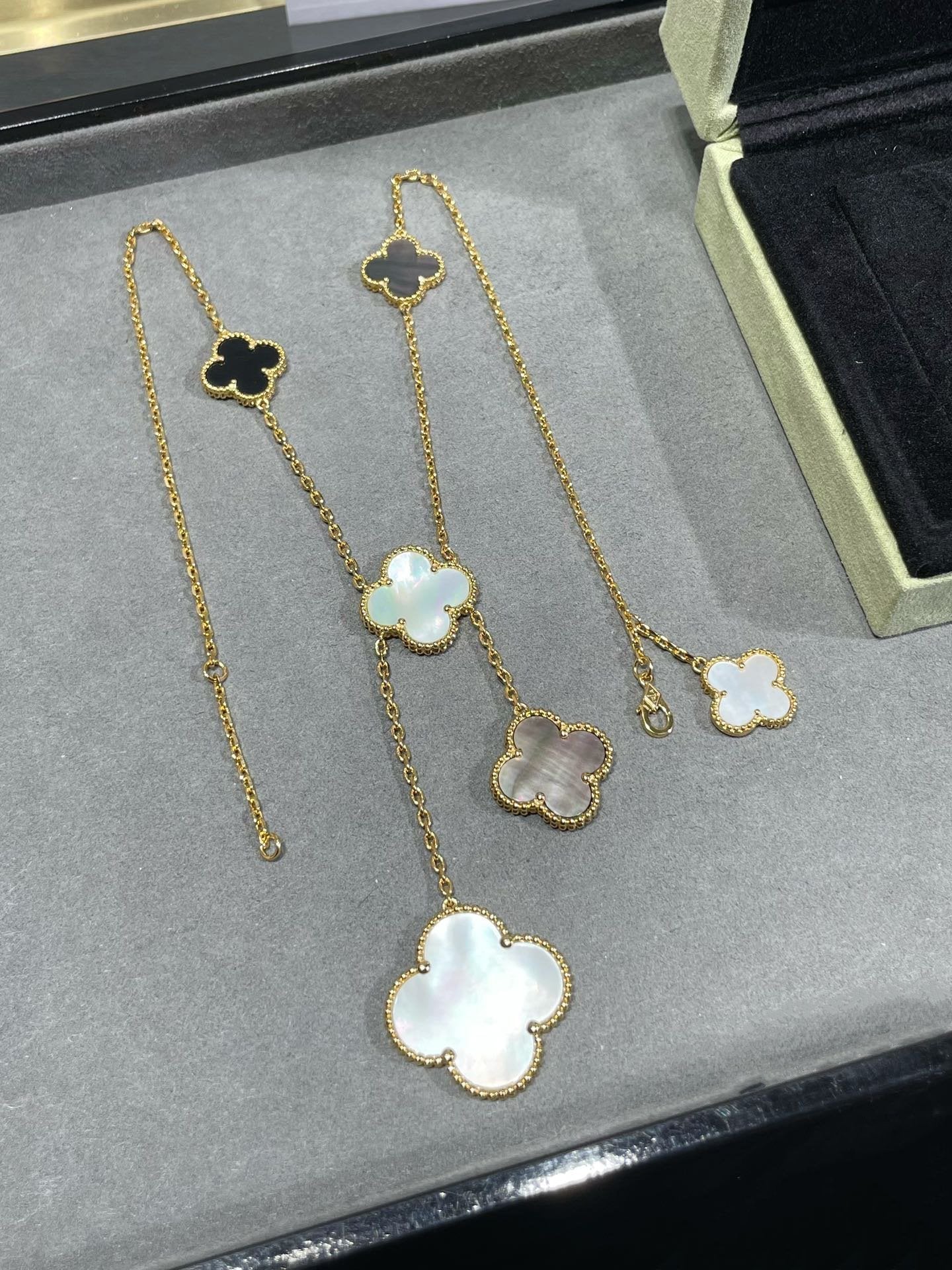 [Love More]CLOVER 6 MOTIF MOP ONYX GOLD NECKLACE