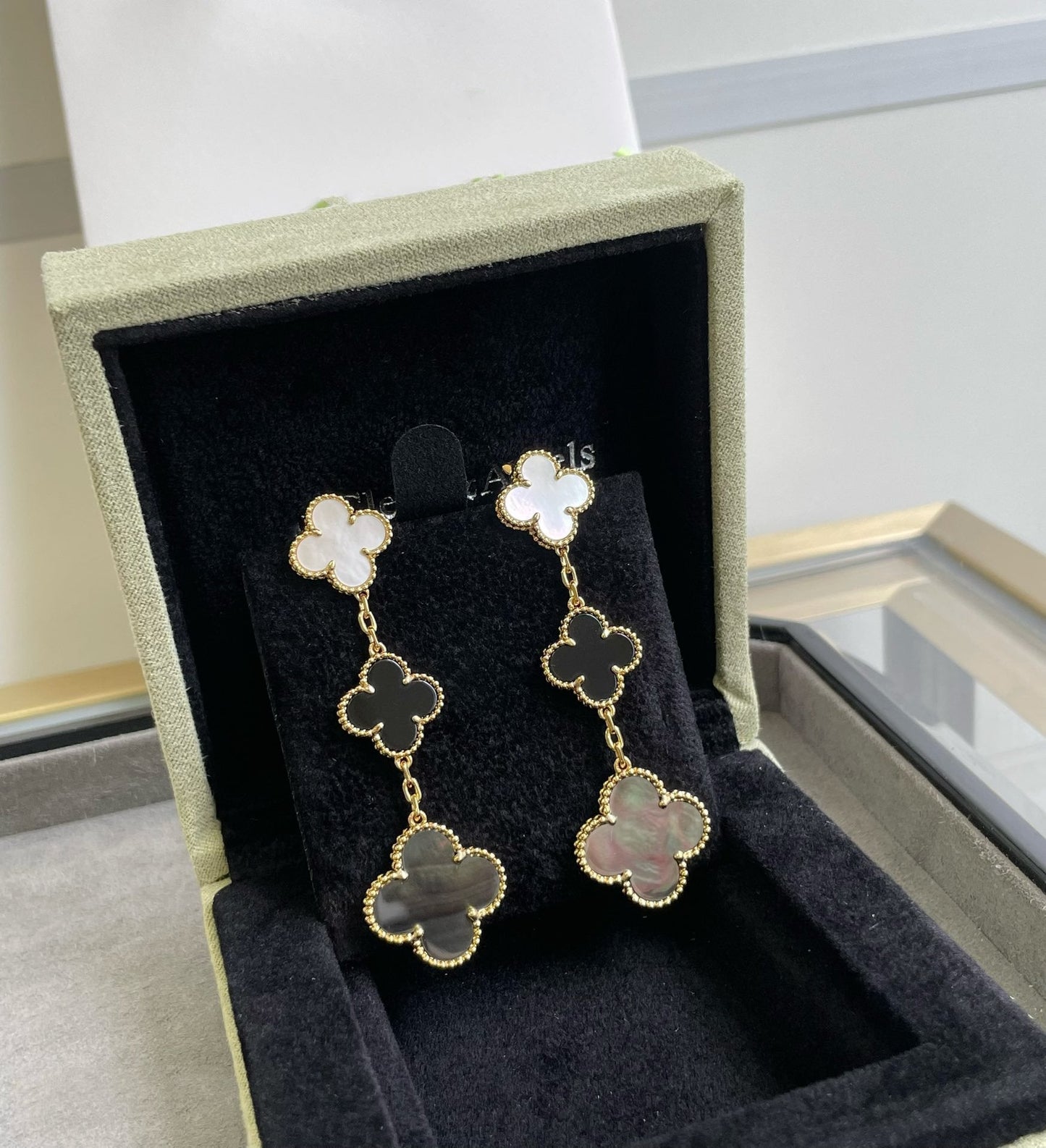 [Love More]CLOVER 3 MOTIF MOP ONYX DARK MOP PINK GOLD EARRINGS