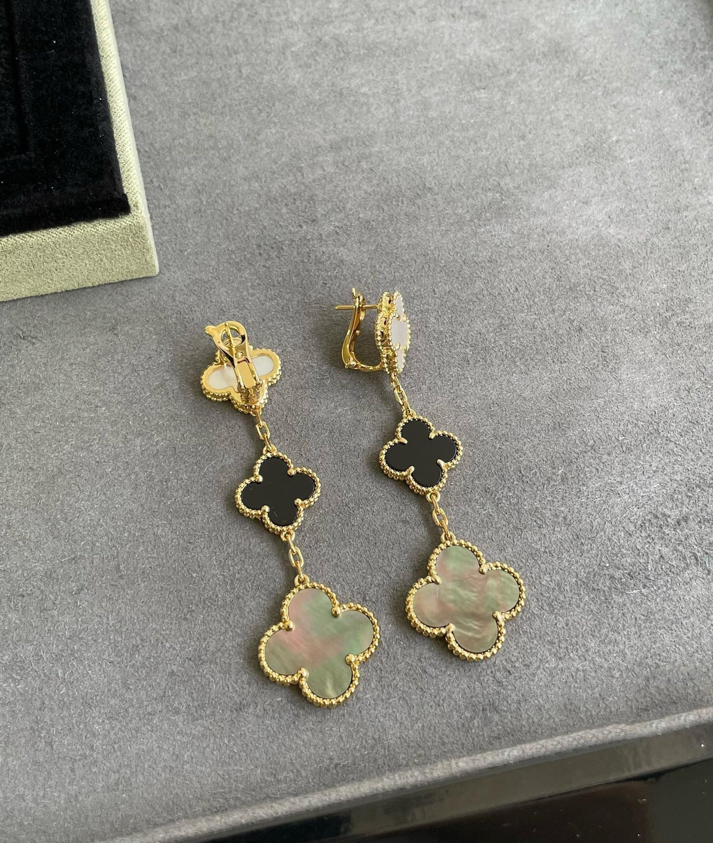 [Love More]CLOVER 3 MOTIF MOP ONYX DARK MOP PINK GOLD EARRINGS