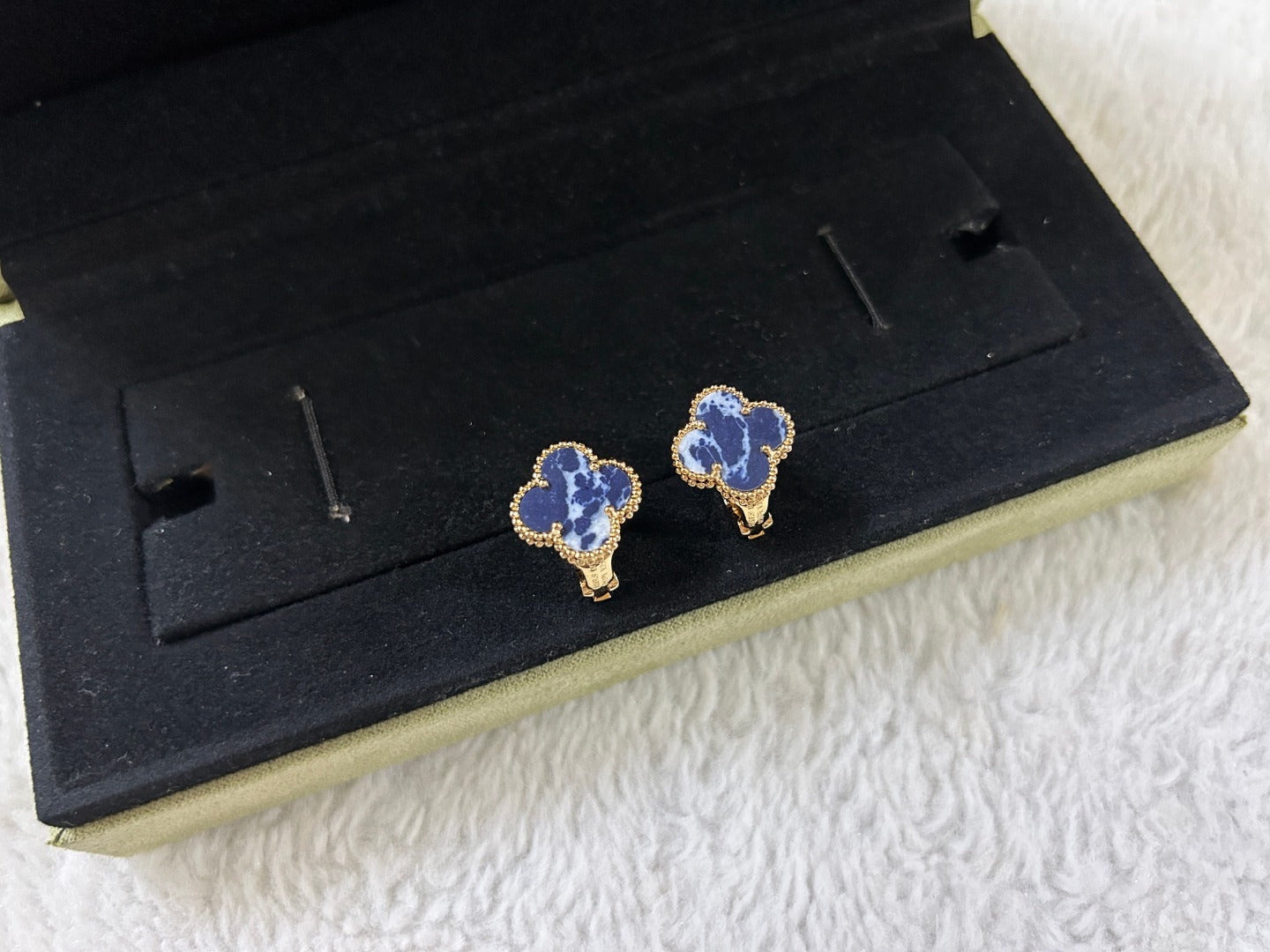 [Love More]CLOVER PIETERSITE MEDIUM STUD EARRINGS