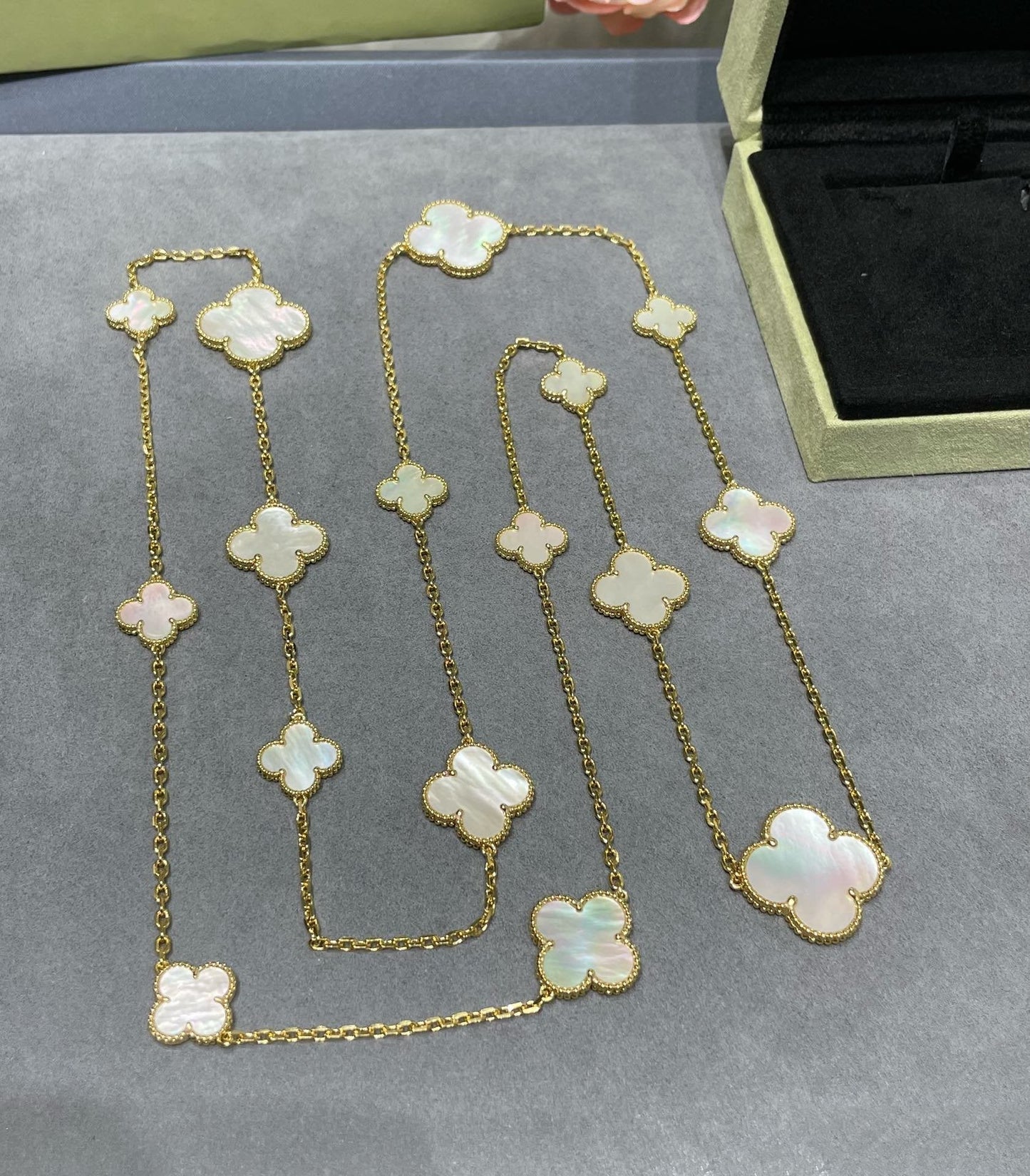 [Love More]CLOVER 16 MOTIF WHITE MOP GOLD NECKLACE