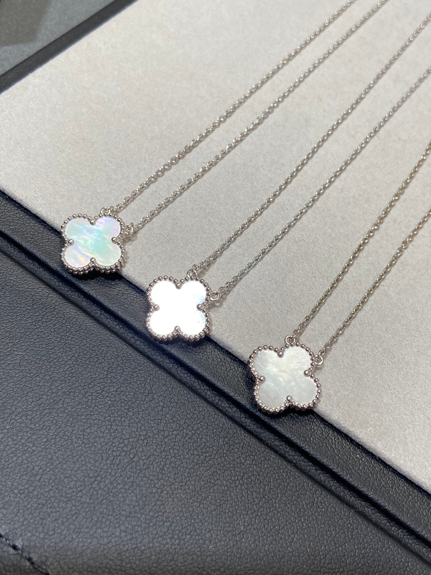 [Love More]CLOVER MEDIUM SILVER WHITE MOP NECKLACE