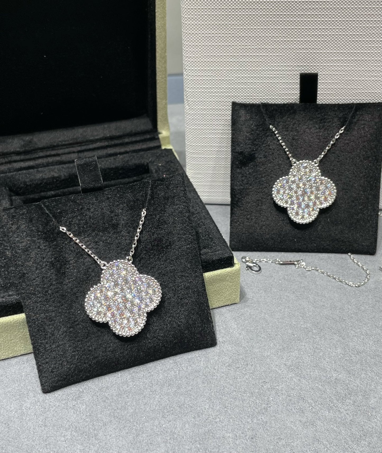 [Love More]CLOVER 25MM LARGE PENDANT DIAMOND PAVED SILVER NECKLACE