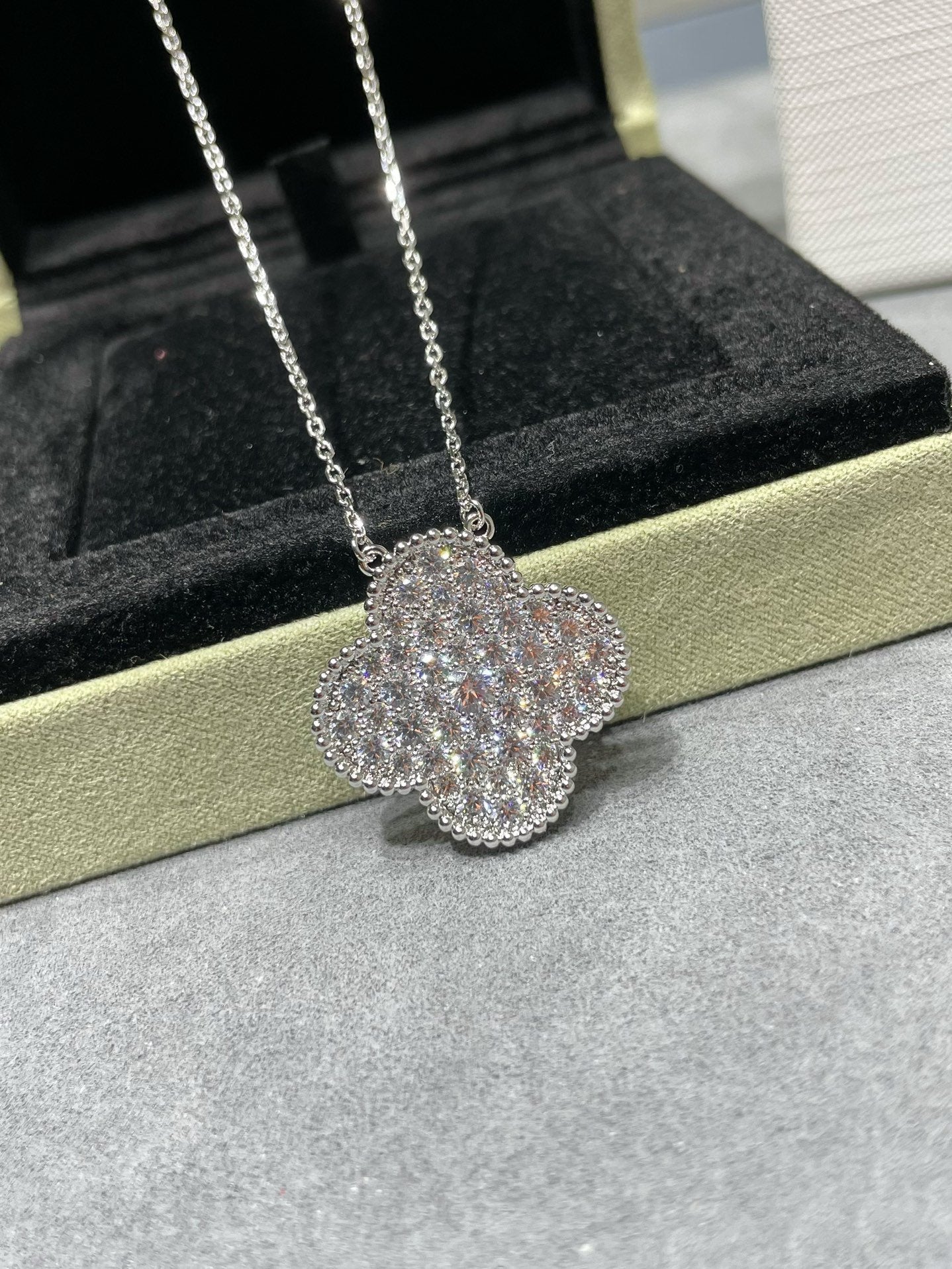 [Love More]CLOVER 25MM LARGE PENDANT DIAMOND PAVED SILVER NECKLACE