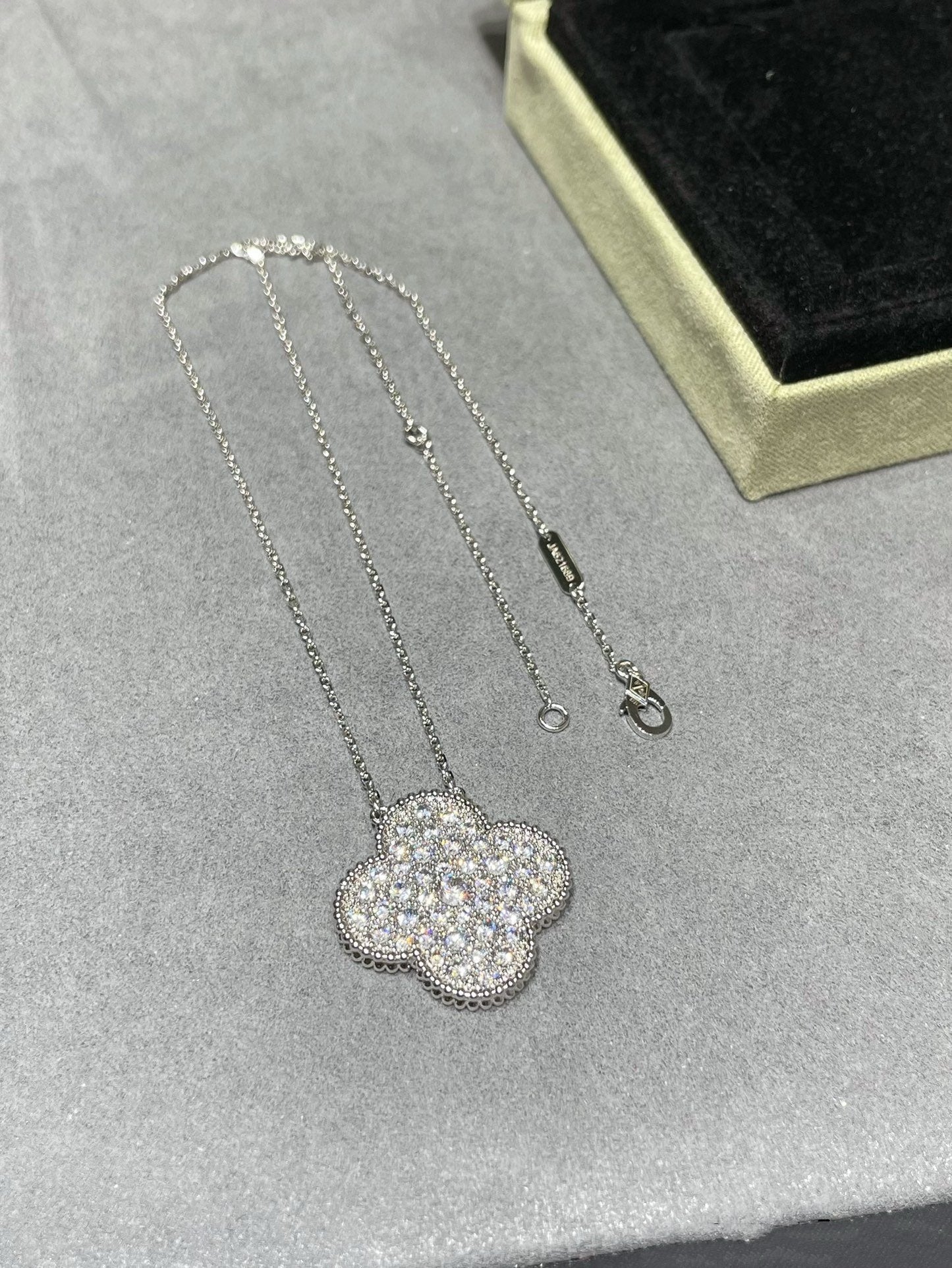 [Love More]CLOVER 25MM LARGE PENDANT DIAMOND PAVED SILVER NECKLACE