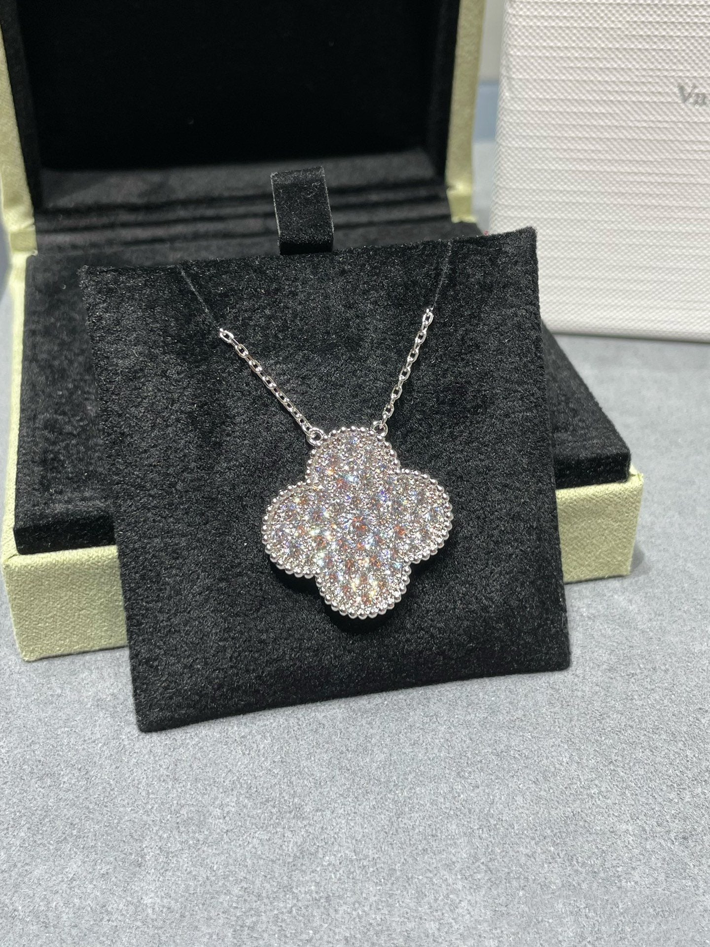 [Love More]CLOVER 25MM LARGE PENDANT DIAMOND PAVED SILVER NECKLACE