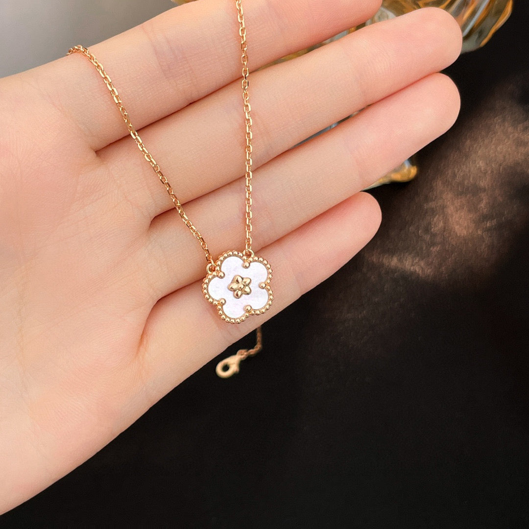 [Love More]LUCKY  WHITE MOP  PLUM BLOSSOM NECKLACE