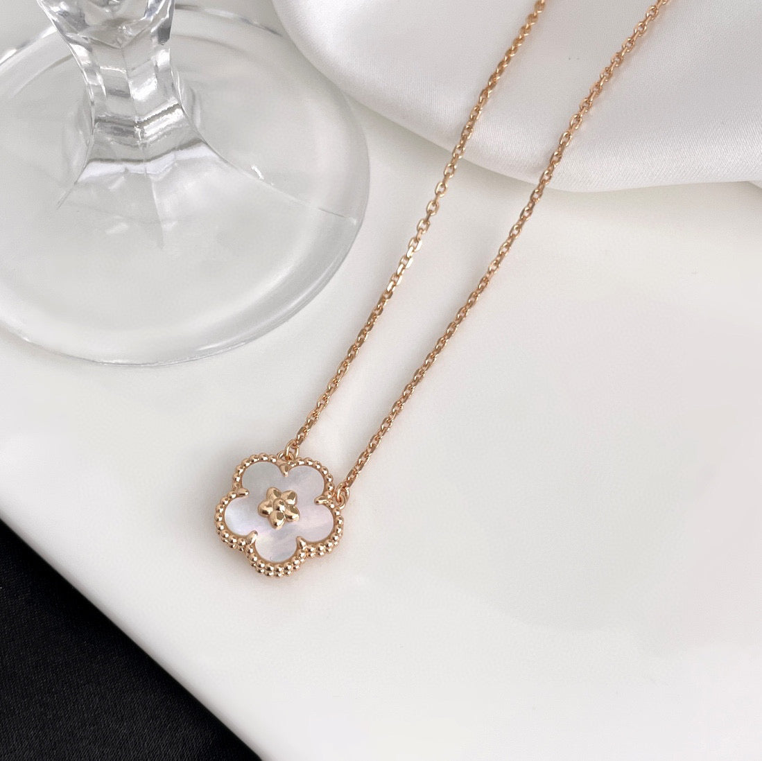 [Love More]LUCKY  WHITE MOP  PLUM BLOSSOM NECKLACE