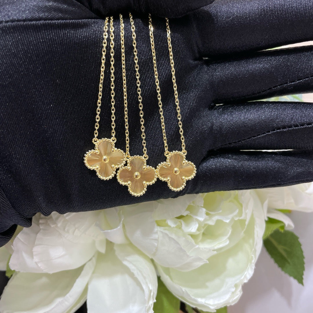 [Love More]CLOVER 15MM LASER NECKLACE