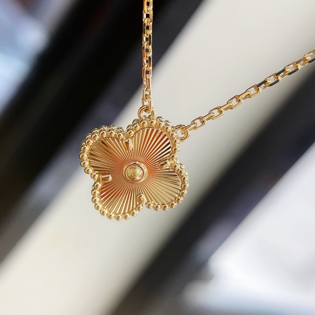 [Love More]CLOVER 15MM LASER NECKLACE