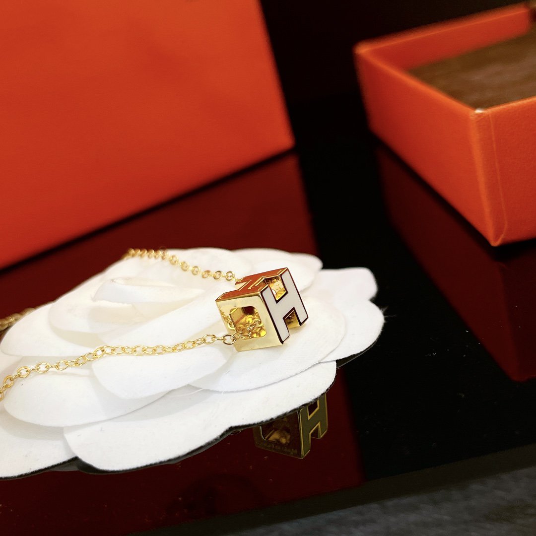 [Love More]H WHITE SQUARE GOLD NECKLACE