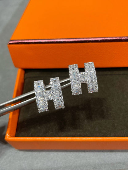 [Love More]H STUD EARRINGS WITH SILVER DIAMONDS