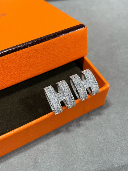 [Love More]H STUD EARRINGS WITH SILVER DIAMONDS