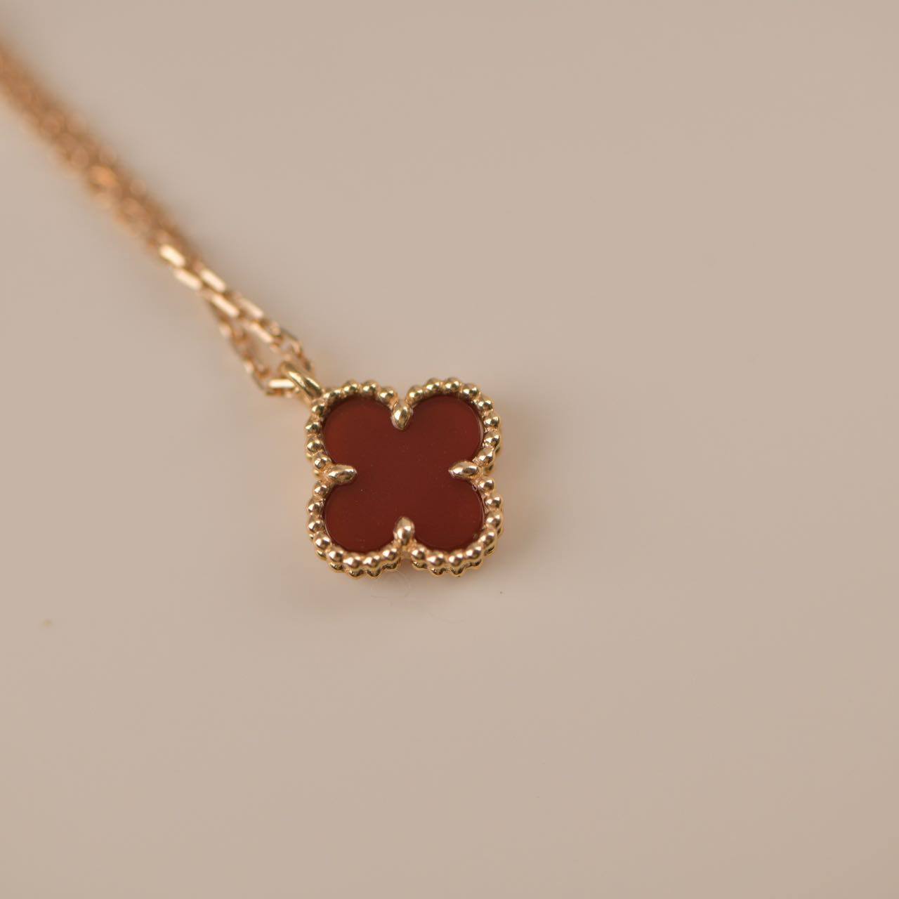 [Love More]CLOVER MINI 9.5MM WHITE CARNELIANS NECKLACE