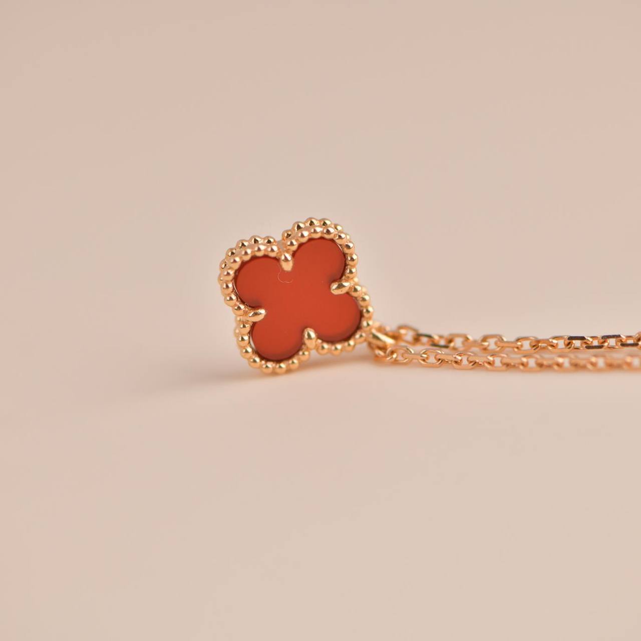 [Love More]CLOVER MINI 9.5MM WHITE CARNELIANS NECKLACE