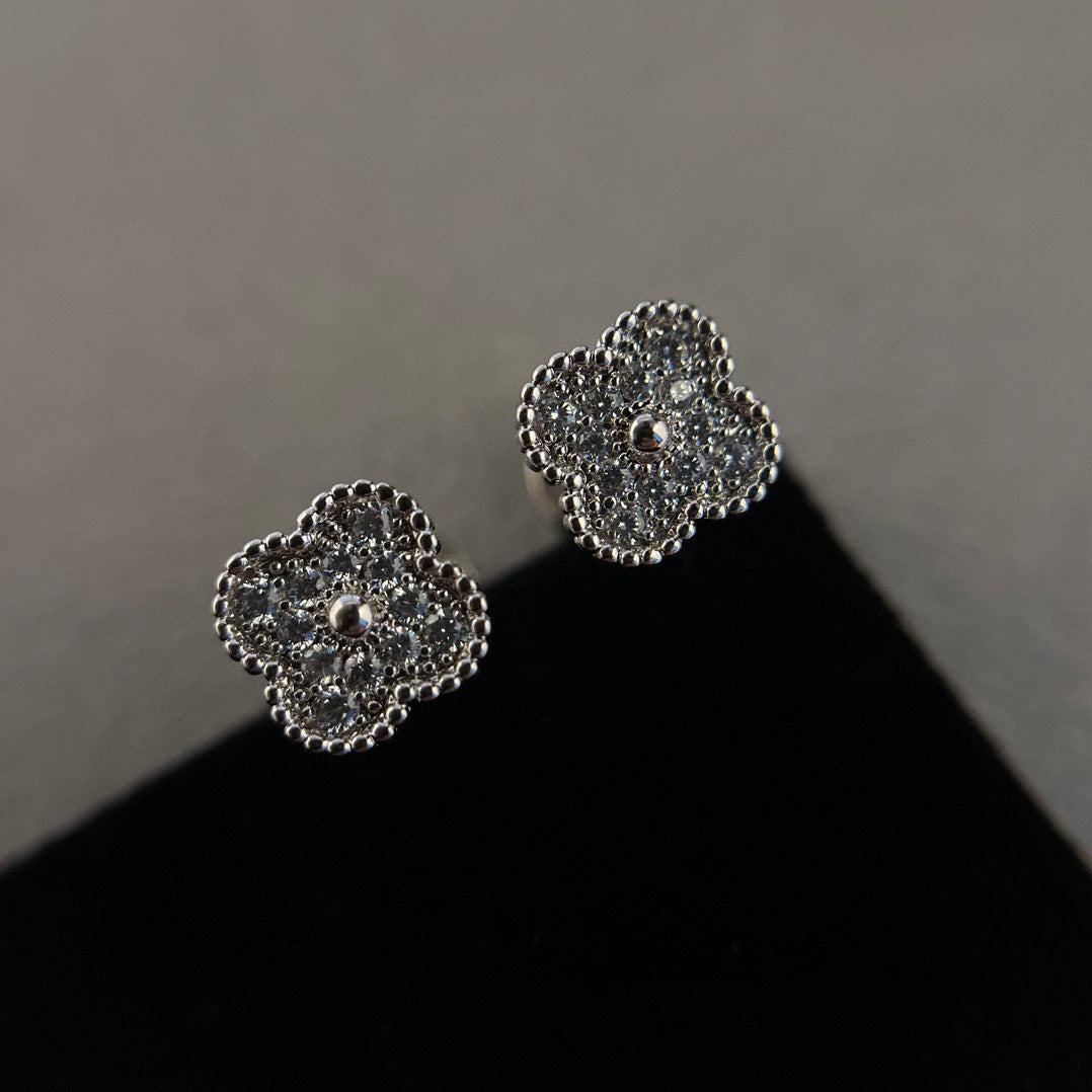 [Love More]CLOVER MINI DIAMOND STUD EARRINGS