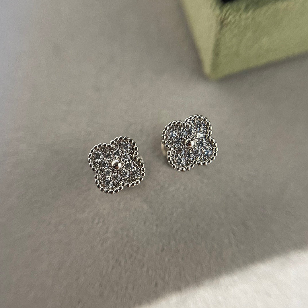 [Love More]CLOVER MINI DIAMOND STUD EARRINGS