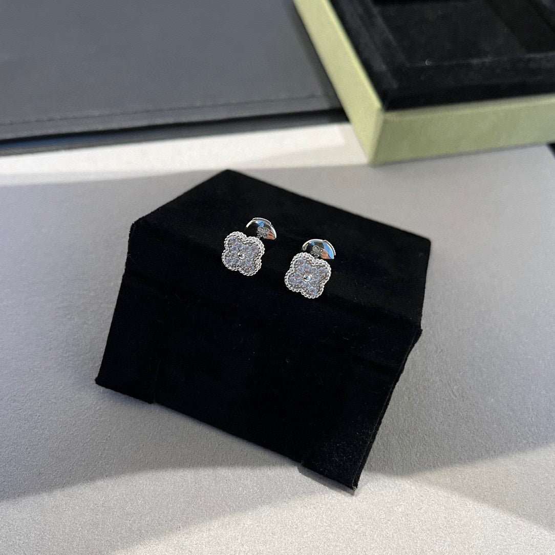 [Love More]CLOVER MINI DIAMOND STUD EARRINGS